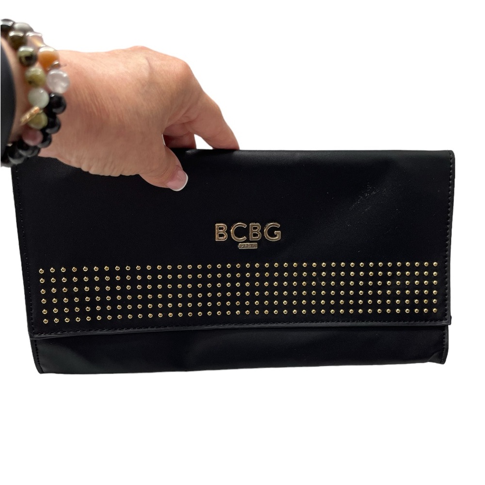 BCBG PARIS CLUTCH IN FAUX LEATHER